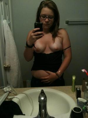 Frauen mit Brille machen Selbstfotos