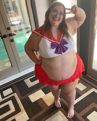 ケイラ・ピーチ、太い太ももと大きなふにゃふにゃのお腹を持つセクシーな SSBBW
