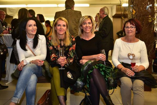 Frauen in Tracht und Strumpfhosen