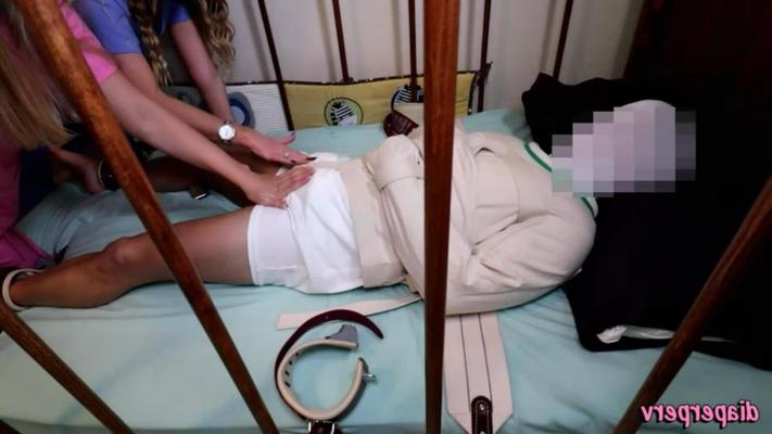 3 медсестры воспользовались смирительной рубашкой мальчика в подгузниках ABDL