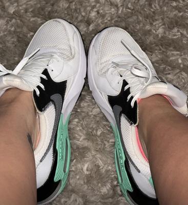 Ash removendo sapatos e meias suados