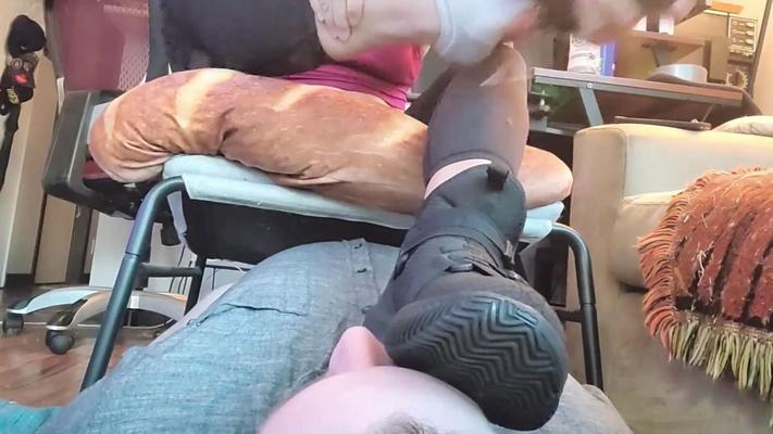 You have only one job loser, to sniff my smelly socks