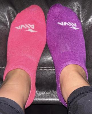 Cendres enlevant les chaussettes sur le canapé