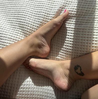 Ash mostrando sus sexys pies