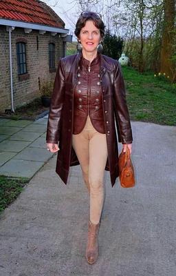 レザーとラテックスのMILF HotWife