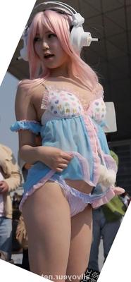 日本の十代のコスプレセクシーなダウンブラウスとスカート