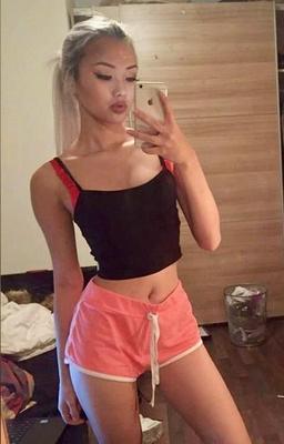 染められたアジアの女の子