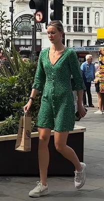 彼女はベッドの上でどれほどワイルドですか?