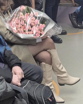 Девушка в серых колготках и сапогах