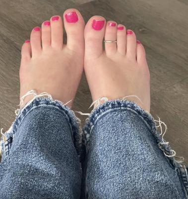 Ash pieds nus en jeans
