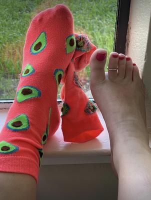 Cendres enlevant les chaussettes près de la fenêtre
