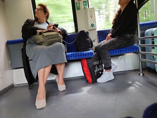 静脈の成熟した足をからかう