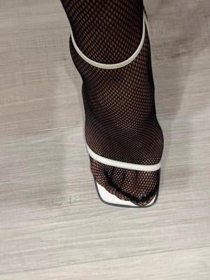 ファップ用の靴を履いた足