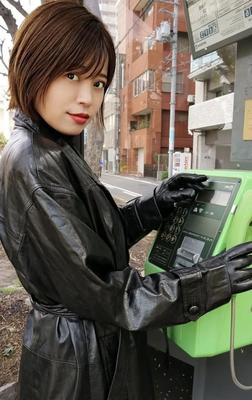 電話でアジアンを着こなすレザーコート