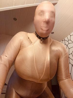 彼女の飼い主のために太ったよだれを垂らしているhucow