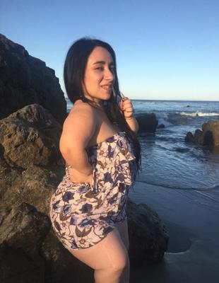 メキシコ出身のセクシーな小人ローラ