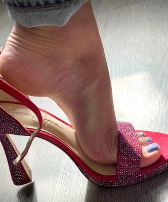 Quelques photos d'Ash montrant ses arches parfaites en talons