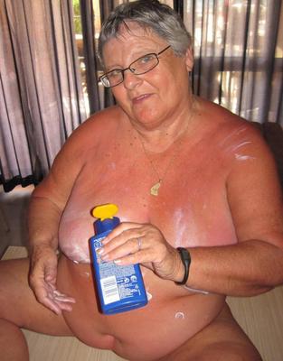 BBW Granny нужно покрыть спермой вместо крема для тела