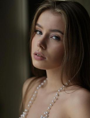 ロシアの若いモデルリリーは彼女の小柄なおっぱいと猫を示しています