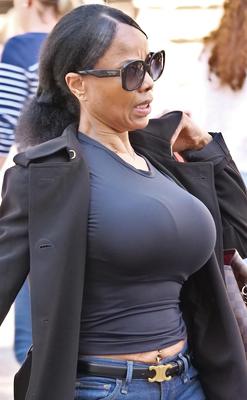 率直で巨乳の黒い熟女の岩だらけの脂肪の女と