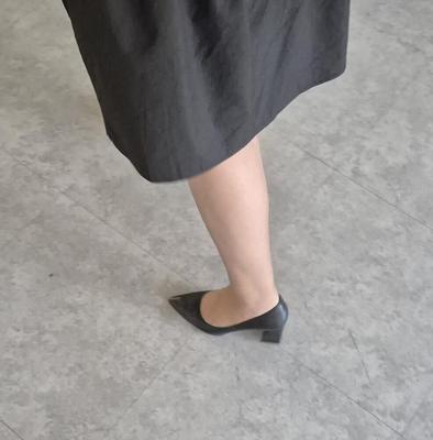パンストとかかとの共同労働者の熟女