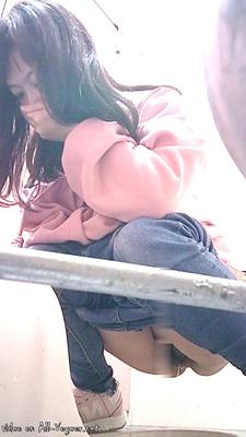 若い女性のおしっこのバスルームショットパノラマフロントショット