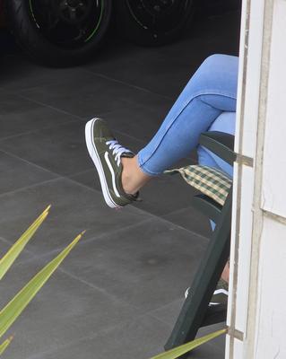 Jeans Vans shoeplay candid