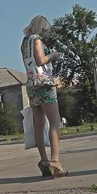 Под юбкой летнее платье и трусики