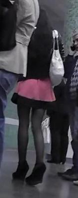 Upskirt Black Pantyhose de garota sexy em cunhas
