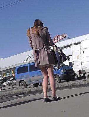 Девушка в коричневых трусиках