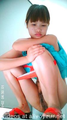 若い女性のおしっこのバスルームショットパノラマフロントショット