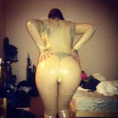 Garota de látex transparente :)