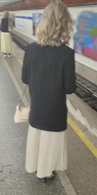 長いサテンのドレス、かかと、ジャケットを着た女の子
