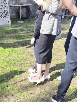 Fille en talons blancs, robe longue et veste