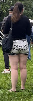 Elle porte ces shorts à la perfection.