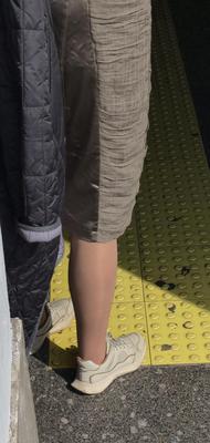 光沢のあるパンストの女性