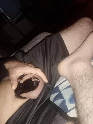 Greg en chasteté et short lisses!