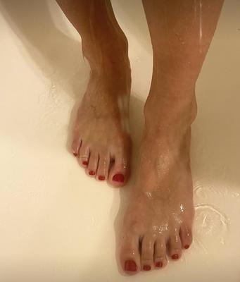 Kristin’s sexy red toes