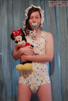 Sissy Abdl Diaper Girl Faylynn exposée à Raiper et Bonnet