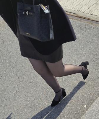 黒いパンスト、ミニスカート、スエードのかかとの女性