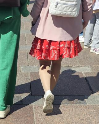 ヌードパンストと赤いミニスカートの女性