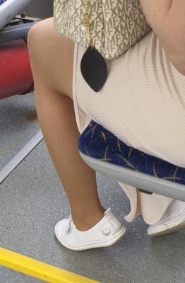 バスでヌードパンストの女性