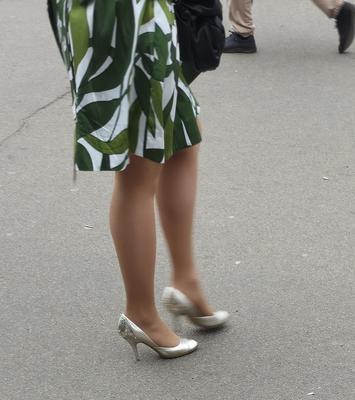 夏のドレス、黄褐色のパンスト、シルバーのかかとの熟女