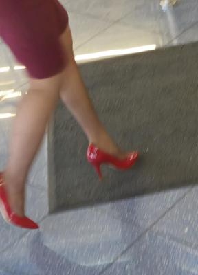 CO Worker en talons rouges, collants bruns et jupe crayon