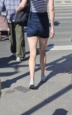Fille avec des jambes de cellulite en short en jean