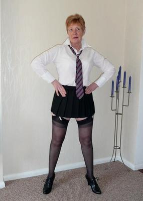 Reife britische Frau als Schulmädchen