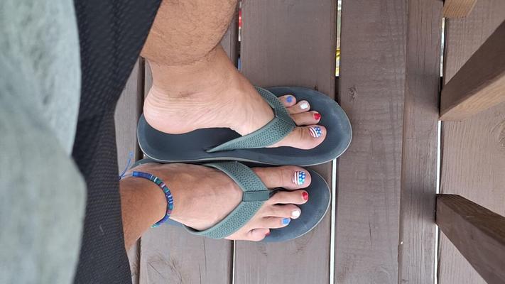Anbetung und Absprung auf meinen Flip Flop Füßen