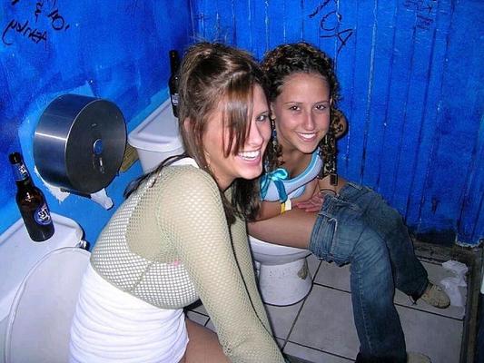 Senhoras urinando no banheiro