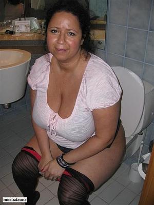 Profitez de plus de dames pisser dans les toilettes