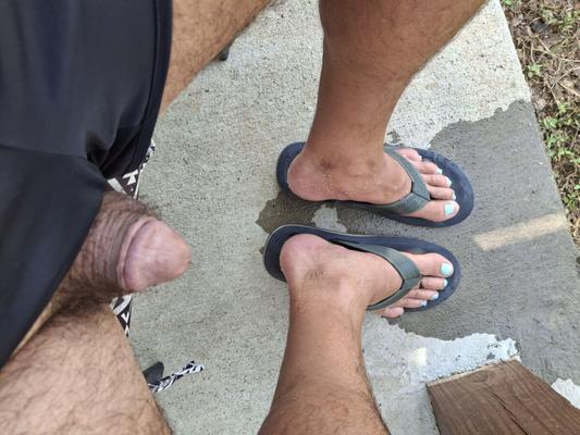 Mit Flip Flops auf meine Füße pissen